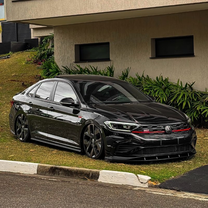 Jetta GLI preto rebaixado visto em ângulo 3/4 frontal