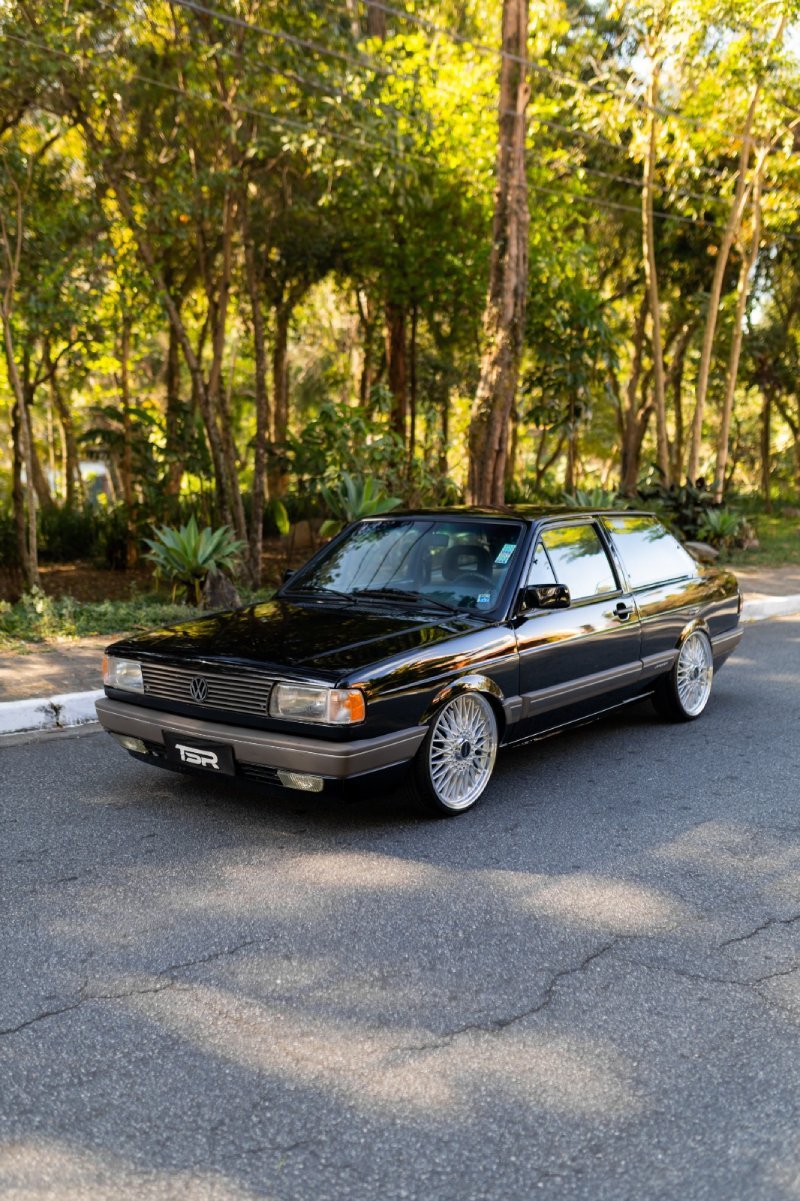 VW Voyage Sport 1994 rebaixado, vista externa completa em ambiente arborizado
