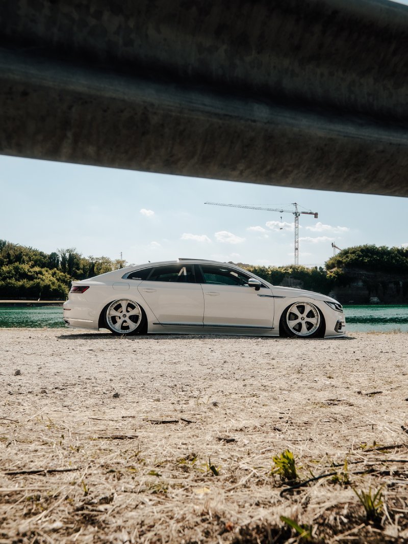 Arteon rebaixado branco — traseira 3/4 Arteon R-Line branco rebaixado traseira três-quartos em ambiente externo