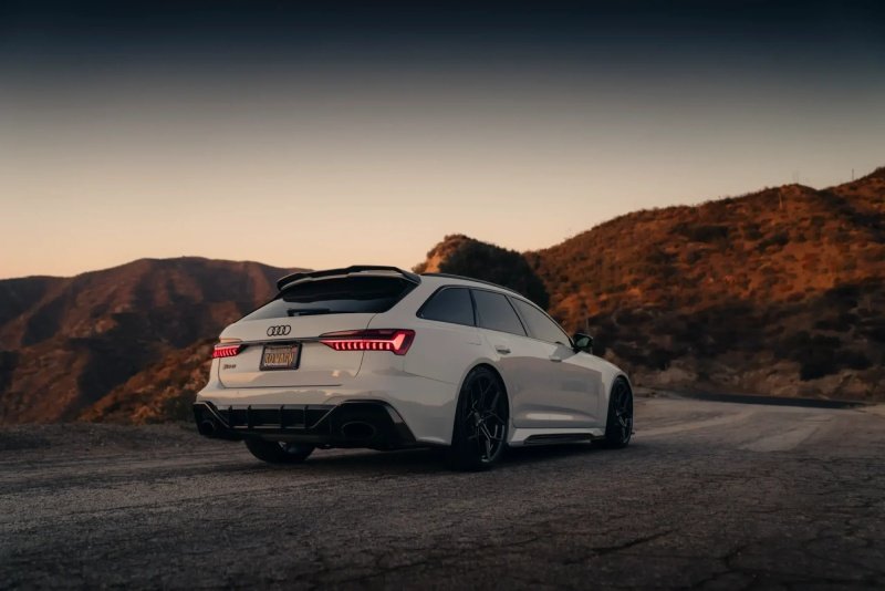 Audi RS6 Avant rebaixada — traseira com difusor e escapamento esportivo