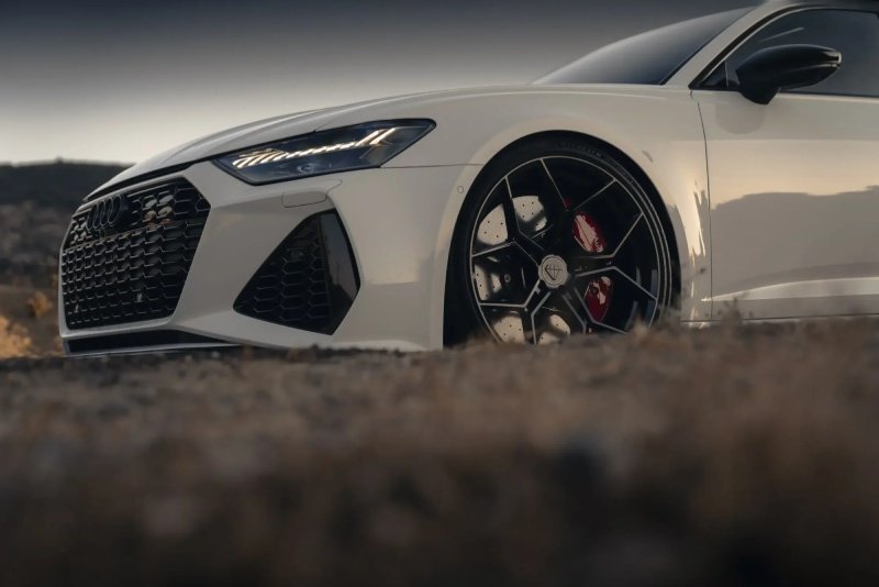 Close da roda aro 22 Blaque Diamond na Audi RS6 Avant rebaixada