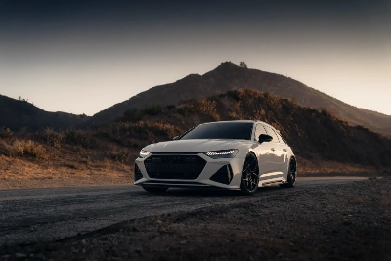 Audi RS6 Avant branca rebaixada fotografada na estrada ao entardecer com rodas aro 22 Blaque Diamond