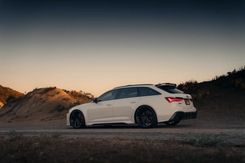 Audi RS6 Avant rebaixada vista lateral — rodas Blaque Diamond aro 22 preenchendo os paralamas