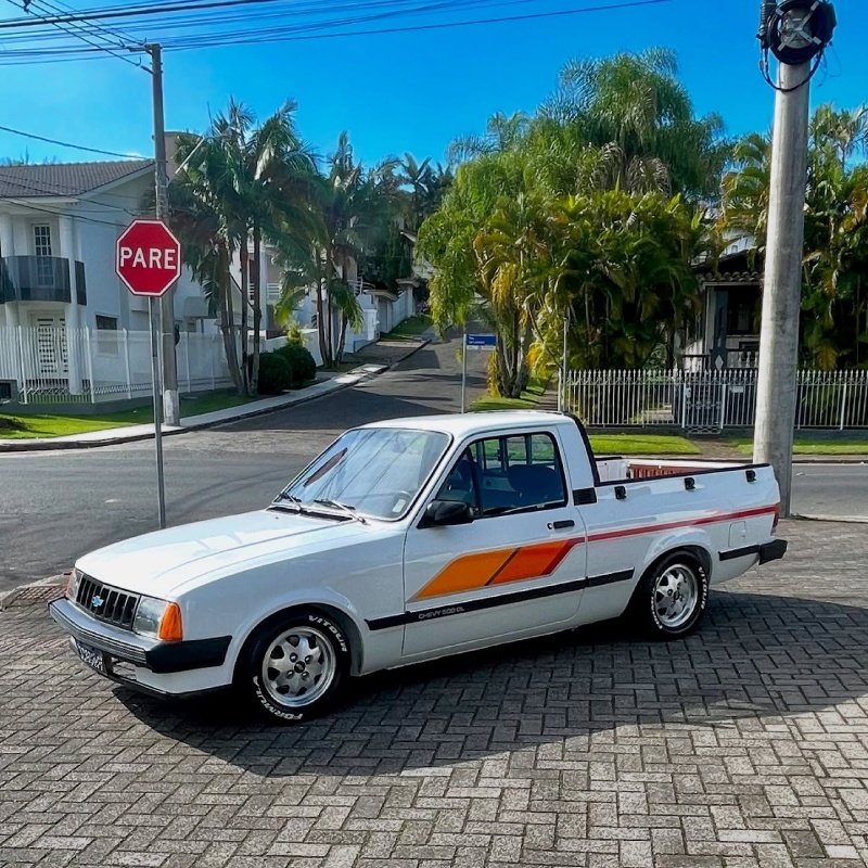 Chevy 500 branca rebaixada com detalhes originais — proprietário: @tiagochevy500