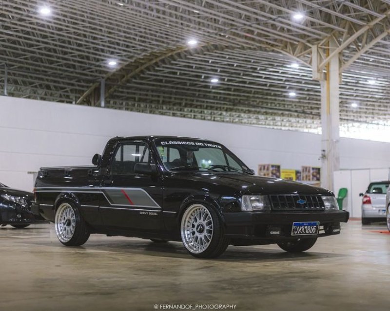 Chevy 500 DL preta rebaixada com rodas BBS — proprietário: @classicosdotruta | Foto: @fernandof_photography