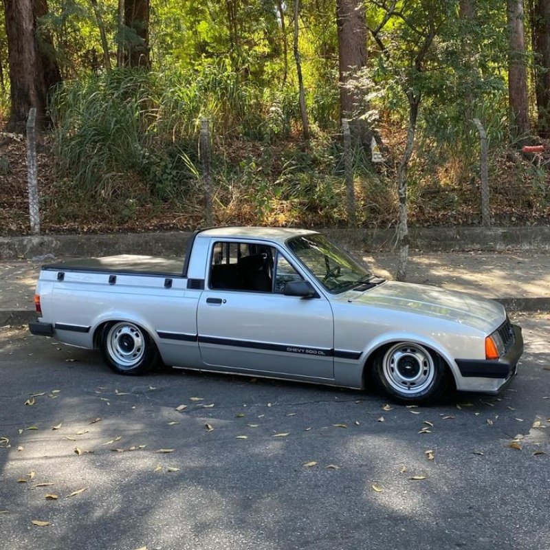 Chevy 500 prata rebaixada com rodas de ferro — proprietário: @rafagordim