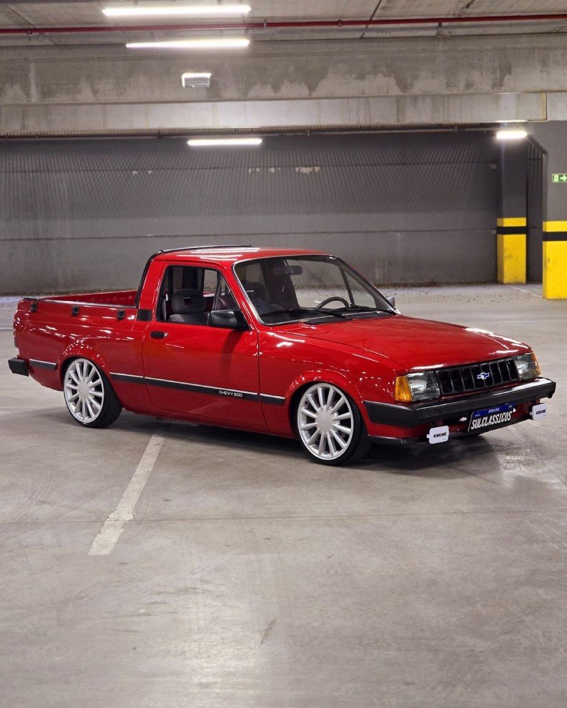 Chevy 500 vermelha rebaixada com rodas Power Tech — proprietário: @chevy.500_