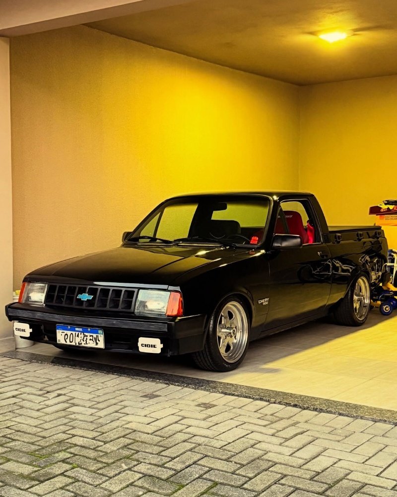 Chevy 500 preta rebaixada — proprietário: @chevy_xandy_on