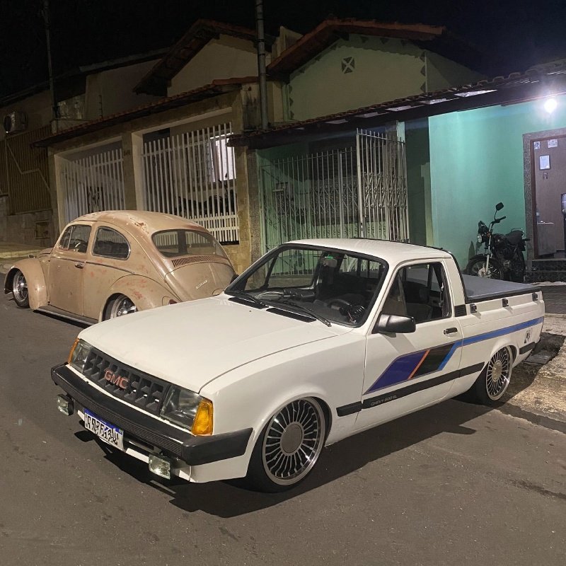 Chevy 500 branca rebaixada com rodas ralinho — proprietário: @ewgv_