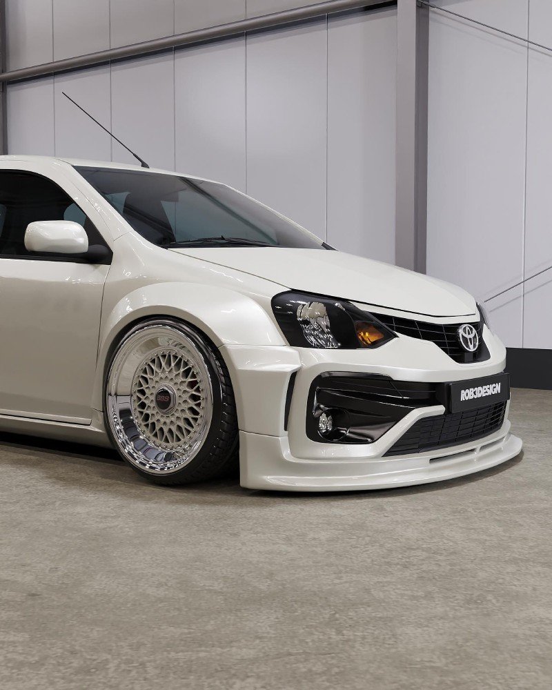 Toyota Etios rebaixado em projeto 3D com bodykit e rodas BBS — close da dianteira
