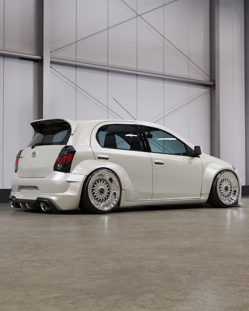 Toyota Etios rebaixado em 3D — traseira 3/4 com difusor e aerofólio
