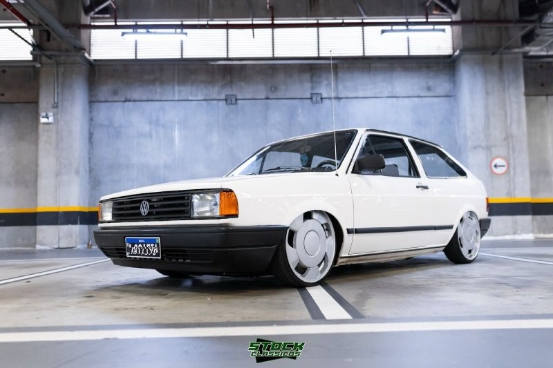 VW Gol quadrado rebaixado com rodas Orbital aro 18 — frente 3/4