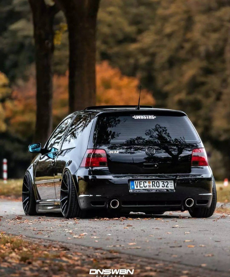 VW Golf R32 Mk4 preto rebaixado — traseira baixa em estrada arborizada