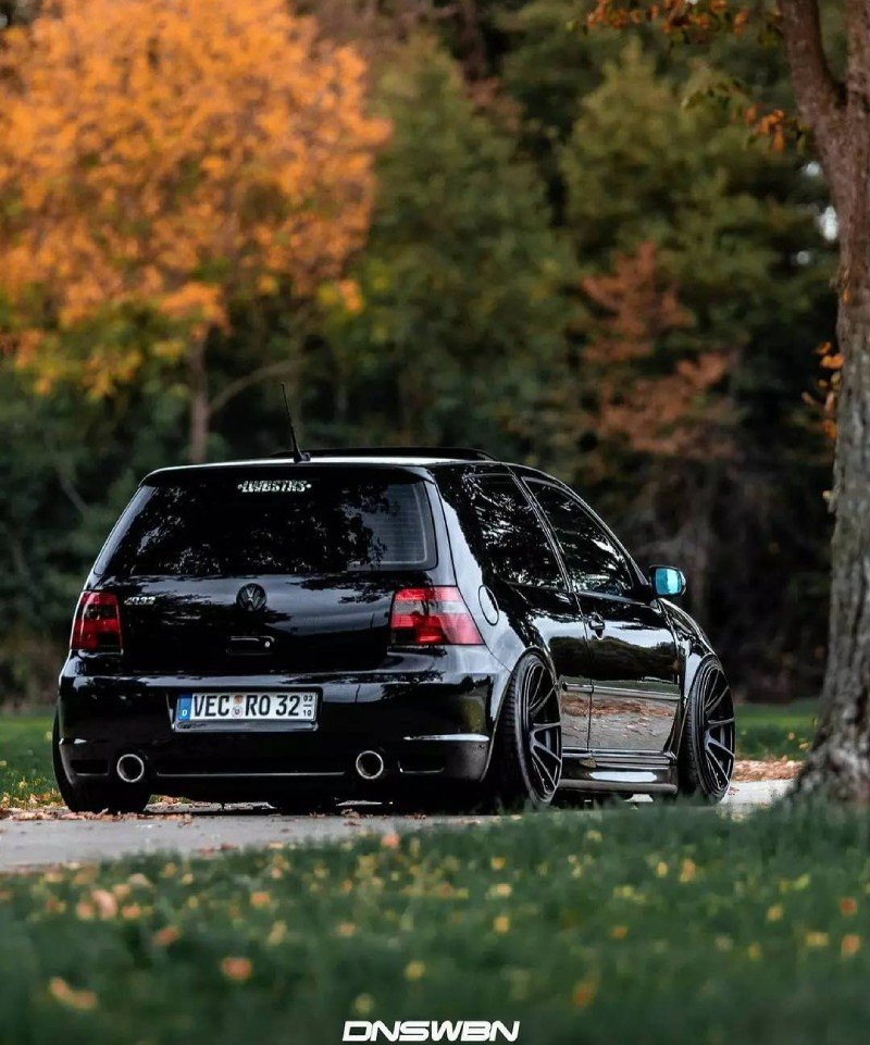 VW Golf R32 Mk4 preto rebaixado — traseira 3/4 em parque