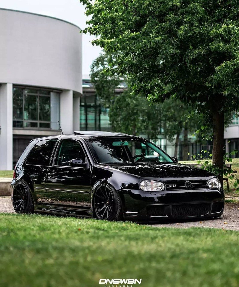 VW Golf R32 Mk4 preto rebaixado — vista 3/4 dianteira