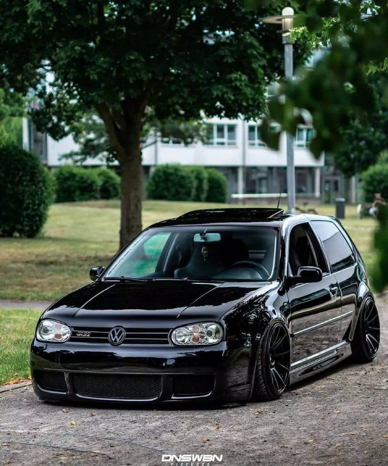 VW Golf R32 Mk4 preto rebaixado — frente centralizada