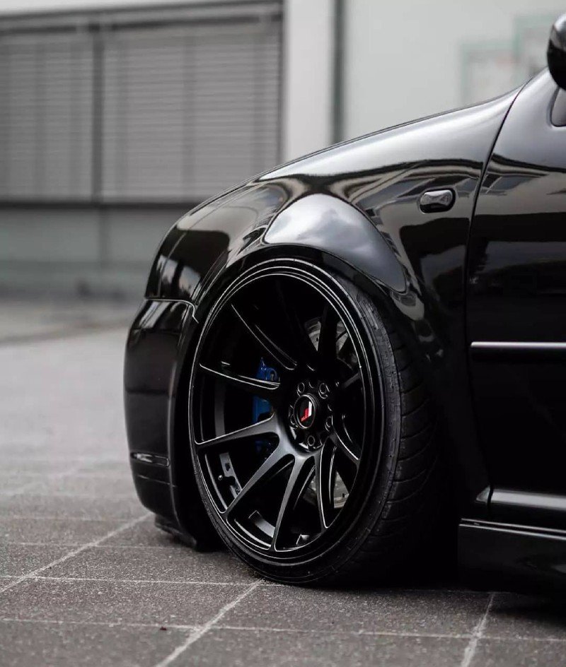 Detalhe das rodas pretas e freios azuis no Golf R32 Mk4 rebaixado