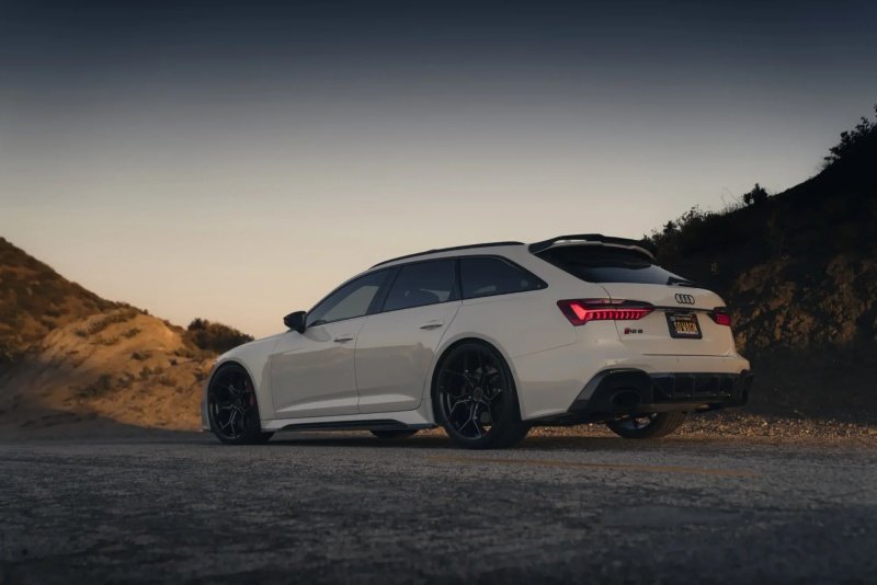RS6 Avant rebaixado — lateral em serra ao pôr do sol com rodas aro 22
