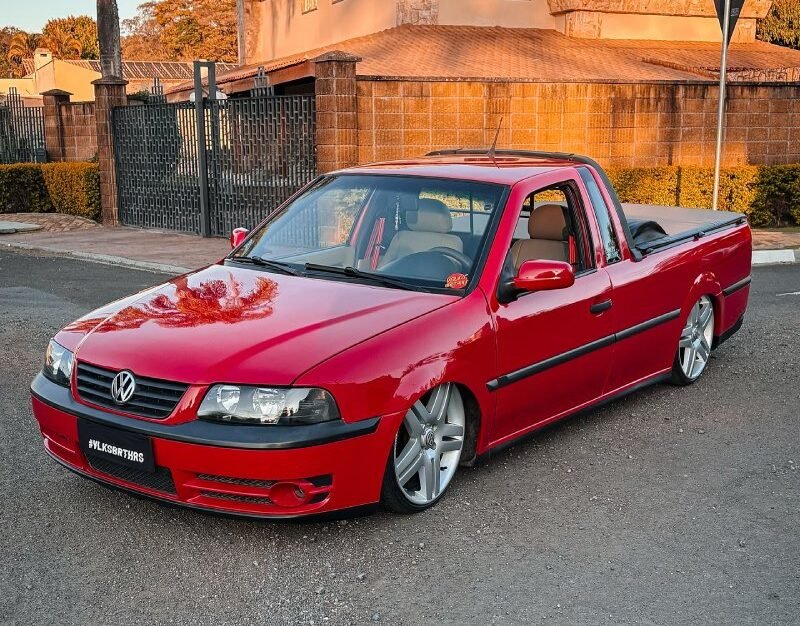 Saveiro G3 vermelha rebaixada com rodas Long Beach aro 18