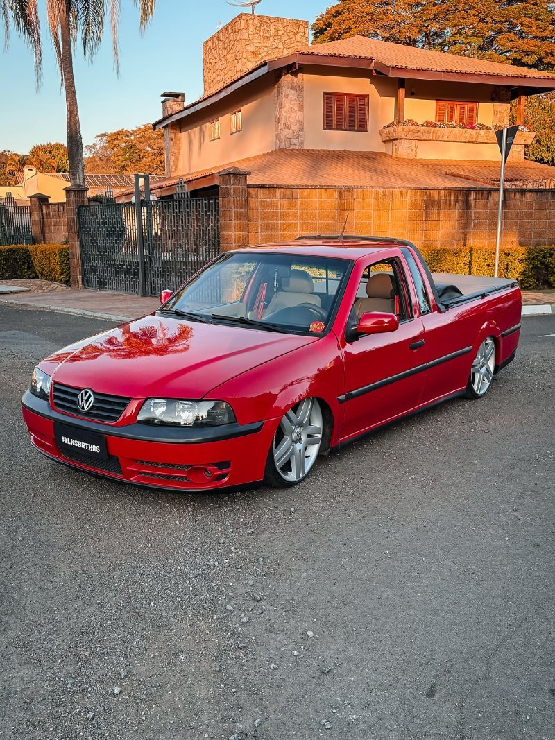 Saveiro G3 vermelha rebaixada com rodas aro 18 Long Beach