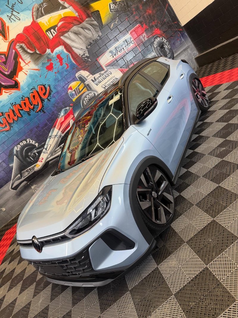 VW Tera 2026 rebaixado, roda 20 e perfil baixo em chão escuro