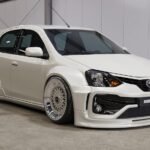 Toyota Etios rebaixado com bodykit e rodas BBS em projeto 3D