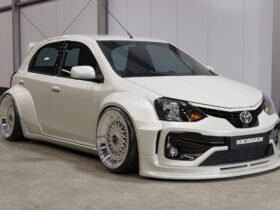 Toyota Etios rebaixado com bodykit e rodas BBS em projeto 3D