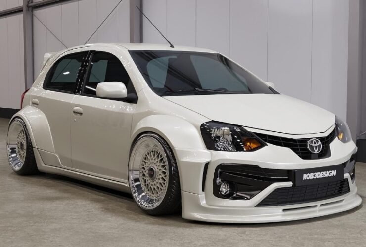 Toyota Etios rebaixado com bodykit e rodas BBS em projeto 3D