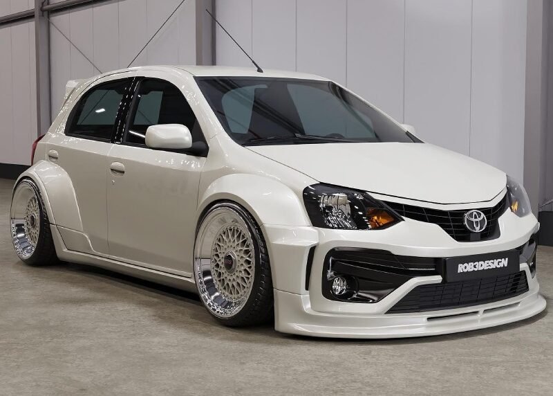 Toyota Etios rebaixado com bodykit e rodas BBS em projeto 3D