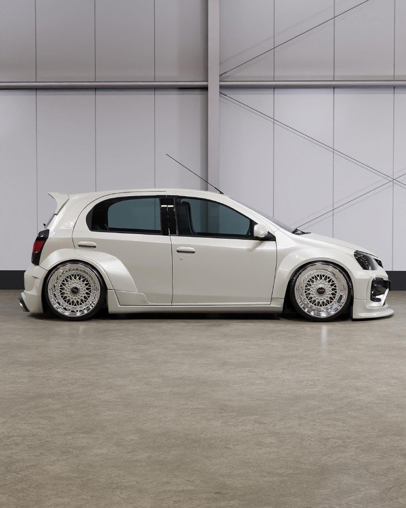 Toyota Etios rebaixado — vista lateral do conceito 3D com rodas BBS