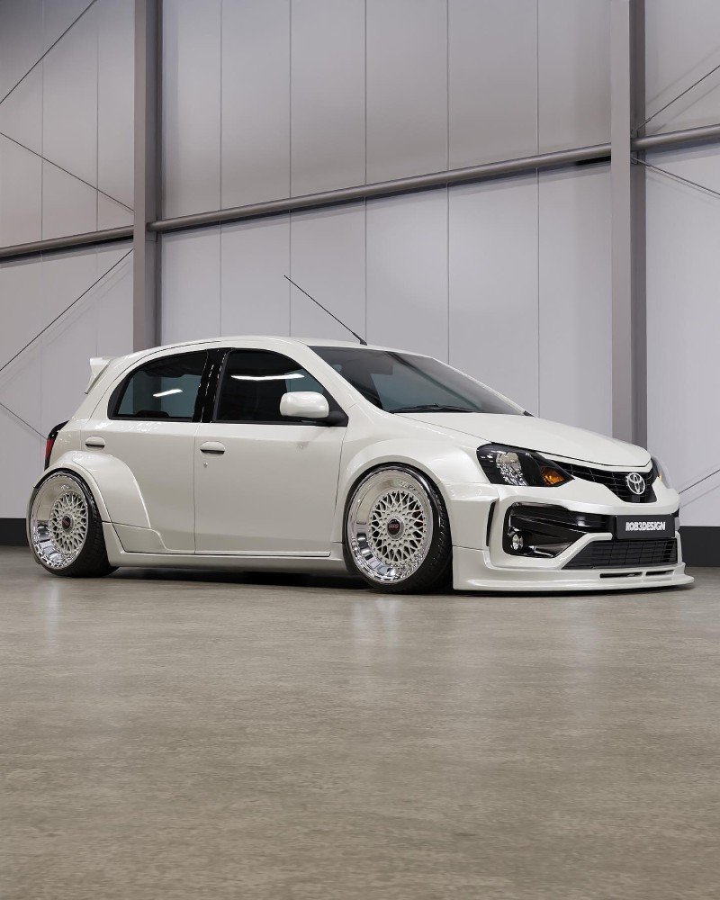 Toyota Etios rebaixado 3/4 dianteiro — projeto 3D com overfenders e rodas BBS