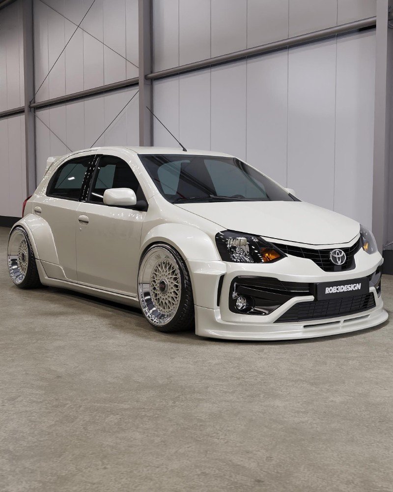 Toyota Etios rebaixado — frente baixa e grade escurecida no render 3D