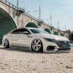 VW Arteon R-Line branco rebaixado com suspensão a ar