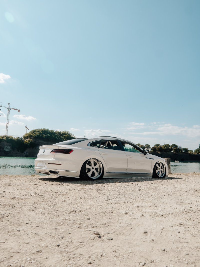 VW Arteon branco rebaixado VW Arteon branco rebaixado com rodas grandes e ajuste milimétrico na altura