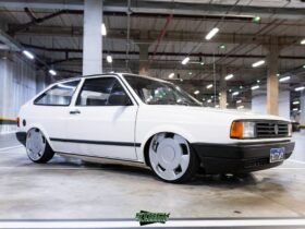 VW Gol quadrado 1988 branco rebaixado com rodas Orbital aro 18 e suspensão a ar