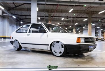 VW Gol quadrado 1988 branco rebaixado com rodas Orbital aro 18 e suspensão a ar