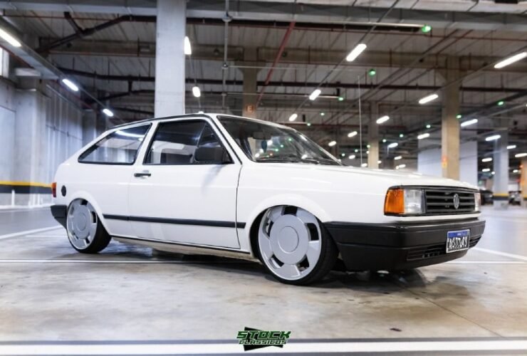 VW Gol quadrado 1988 branco rebaixado com rodas Orbital aro 18 e suspensão a ar