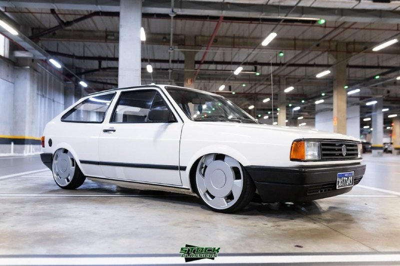 VW Gol CL 1988 branco rebaixado visto lateral — rodas Orbital 18