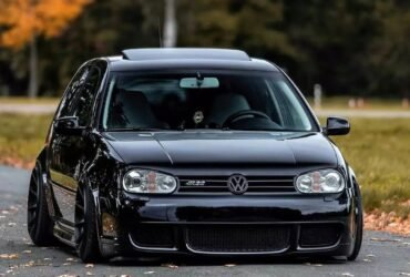 VW Golf R32 Mk4 preto rebaixado — frente centralizada