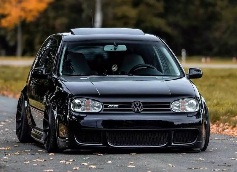 VW Golf R32 Mk4 preto rebaixado — frente centralizada