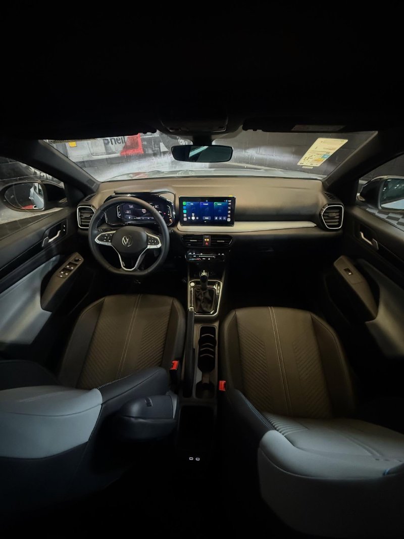 Interior do VW Tera 2026 rebaixado com painel digital e acabamento escurecido