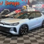 Volkswagen Tera 2026 rebaixado com suspensão a ar e rodas aro 20, versão Outfit prata lunar