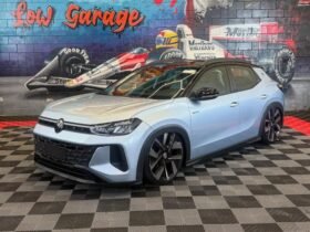 Volkswagen Tera 2026 rebaixado com suspensão a ar e rodas aro 20, versão Outfit prata lunar
