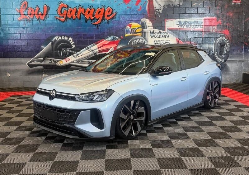Volkswagen Tera 2026 rebaixado com suspensão a ar e rodas aro 20, versão Outfit prata lunar