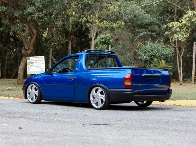 Chevrolet Pick-Up Corsa rebaixada — traseira 3/4 com caçamba lisa