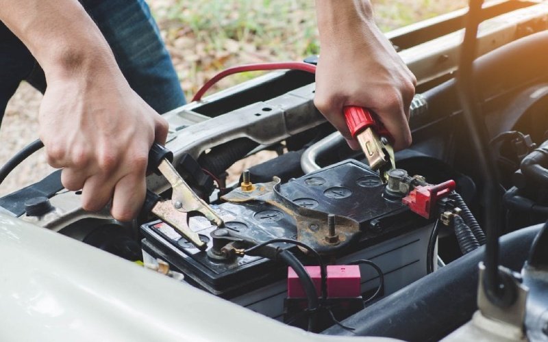 Chupeta segura: positivo no +; negativo no bloco/chassi Chupeta segura (transferência de carga): vermelho no polo positivo; negativo preso em ponto de aterramento no bloco/chassi — evite faíscas nos polos da bateria descarregada