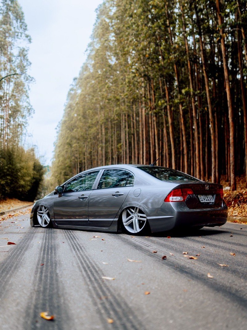 Honda New Civic G8 cinza rebaixado com rodas Volcano New Strong aro 20 — proprietário @camillodocivic_ — foto @dihlemos_