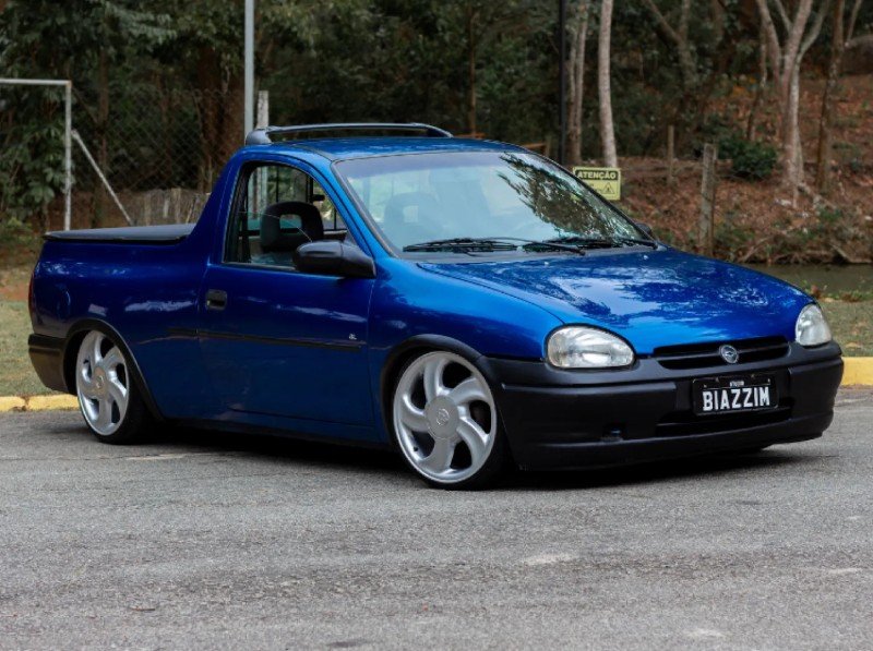 Chevrolet Pick-Up Corsa rebaixada Azul Gross com rodas Classic aro 17 — frente 3/4