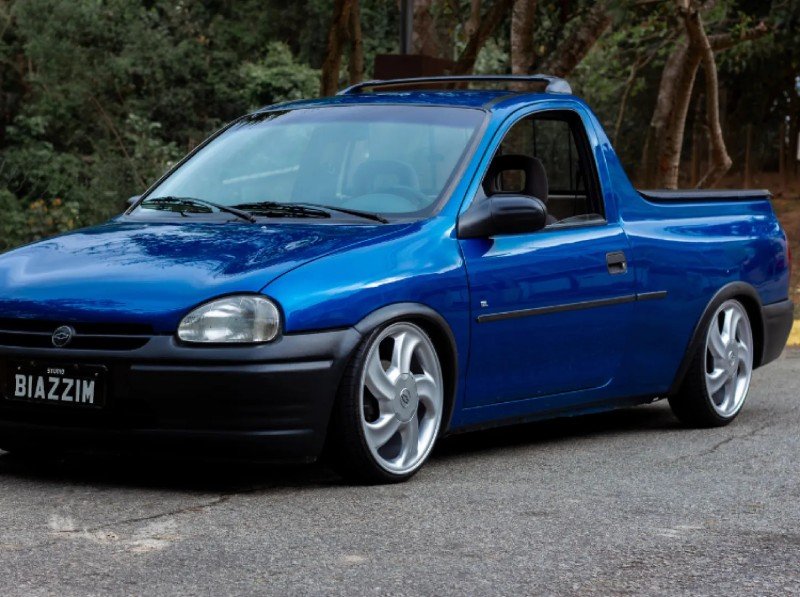 Chevrolet Corsa Pick-Up rebaixado — close do lado direito com rodas 17