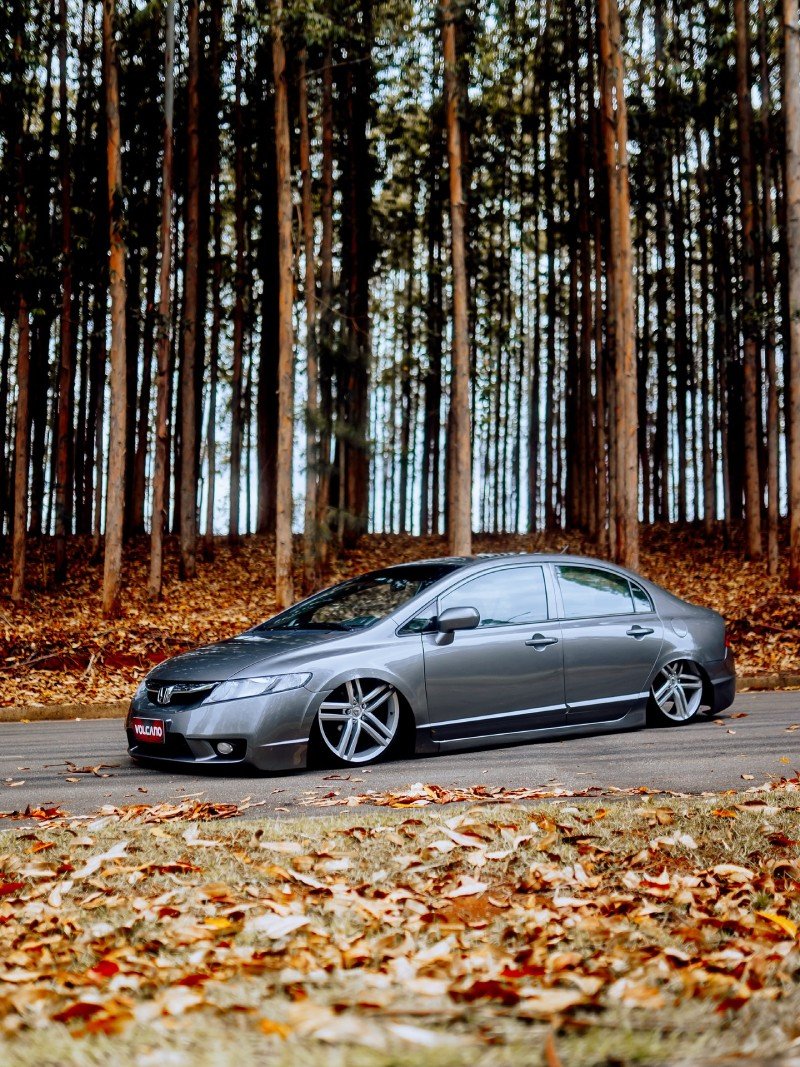 Lateral do Honda New Civic G8 rebaixado com rodas Volcano New Strong aro 20 — cinza — @camillodocivic_ — @dihlemos_
